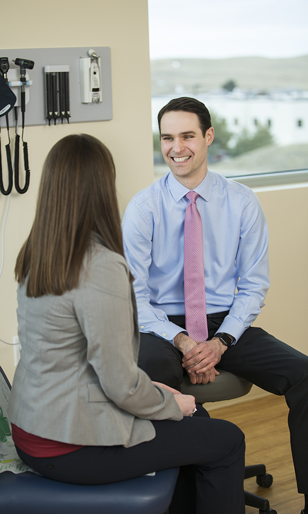 doctor talking to paitent